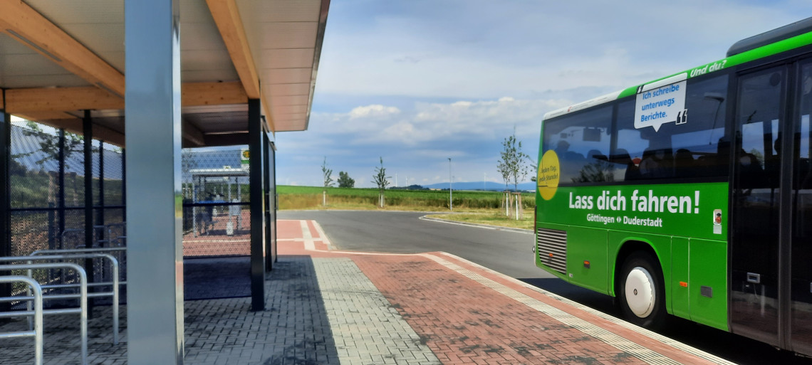 2021_06_27 Ebergötzen Busbahnhof mit Landesbus seitl Ansicht  und Radparkanlage2.jpg 