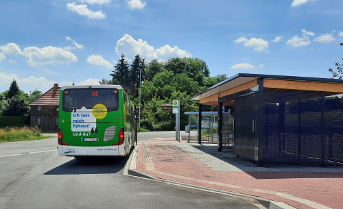2021_06_27 Ebergötzen Busbahnhof mit Landesbus und HIS und Radparkanlage.jpg