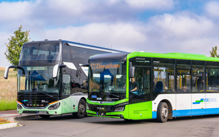 Doppeldeckerbus Landesbus 160 Duderstadt und Linienbus der Linie 172 Ebergötzen.jpg