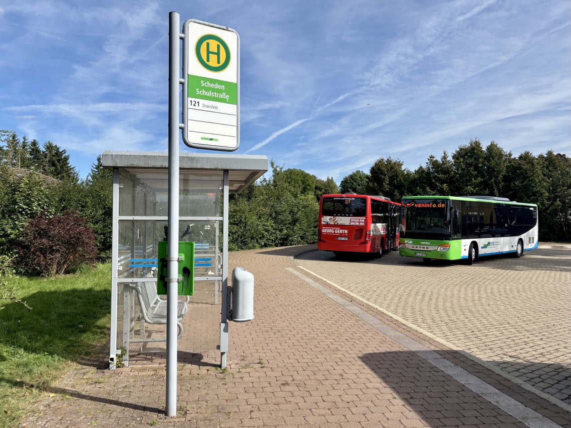 Haltestelle der Linie 121 in Scheden Schulstraße mit VSN-Linienbus 