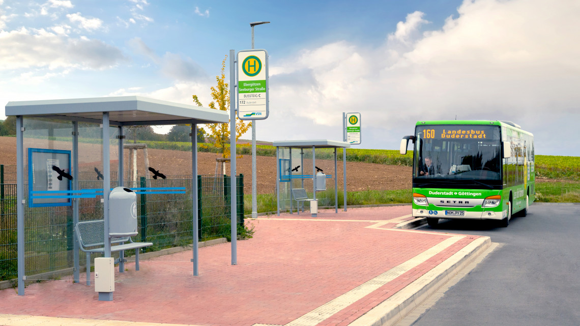 Landesbus 160 mit Fahrtziel Duderstadt hält an der Haltestelle Ebergötzen Seeburger Straße