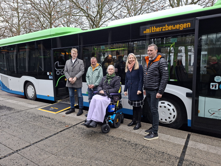 Landesbus mit vergrößertem Mehrzweckbereich mit Stephan Börger - Daniel Göbeke - LNVG, Marco Schnyder - Doreen Fragel - Rainer Rosenthal.jpg