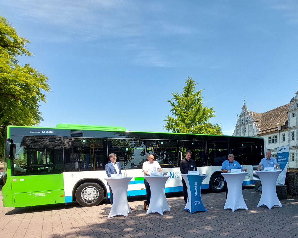 Präsentation moderner Fahrzeuge im neuen Design vor dem Schloss Bevern.jpg 