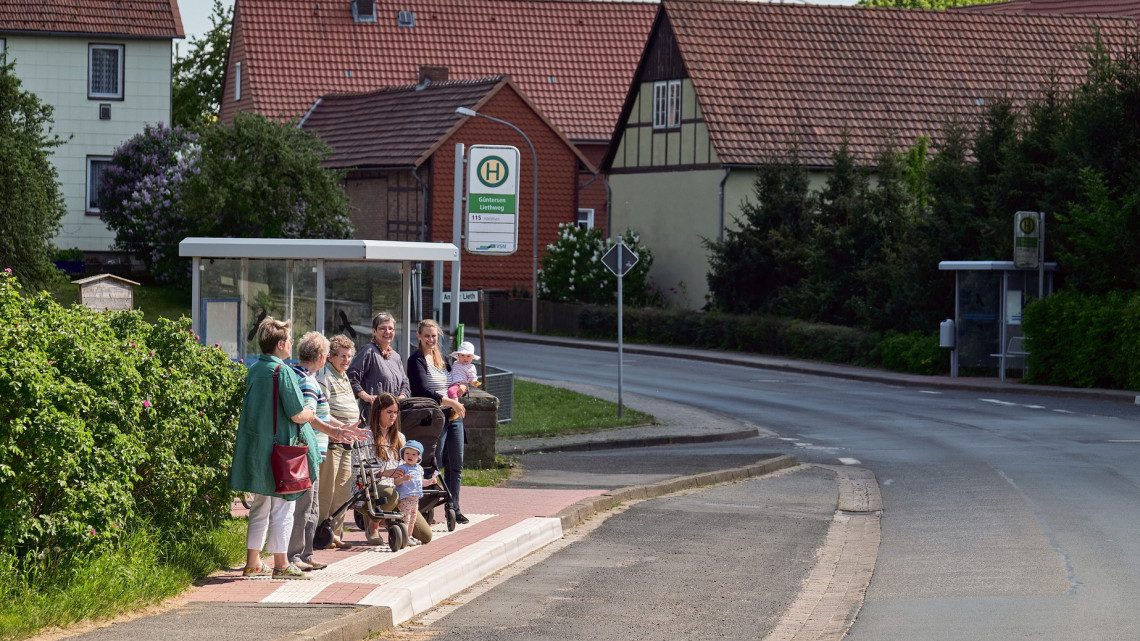 Wartende Fahrgäste an Haltestelle 