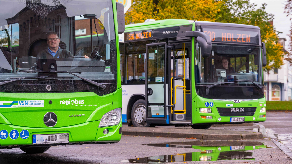 Zwei Busse nebeneinander auf dem ZOB am Bahnhof Holzminden, einer von beiden hat das Ziel 530 Holzen